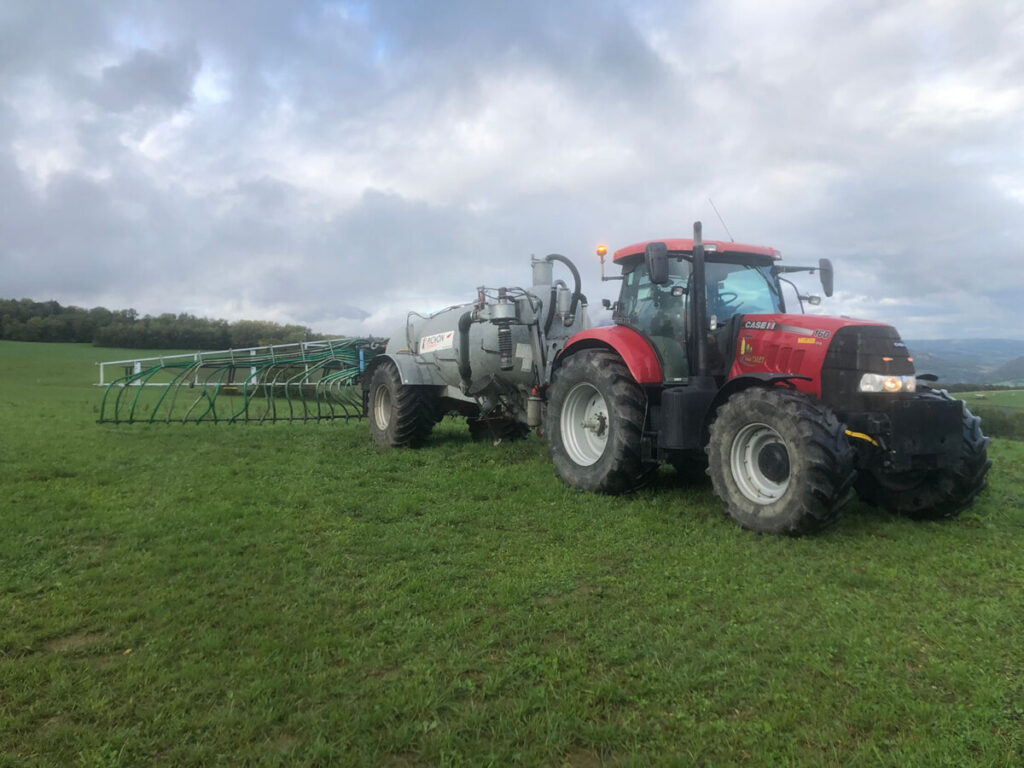 PHOTO DE LA SOCIÉTÉ T.P.A.F GIET ENTRAIN DE RÉALSIER DES TRAVAUX AGRICOLES