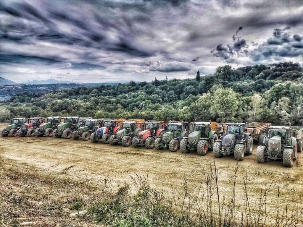 PHOTO D'ENGINS POUR DES TRAVAUX AGRICOLES
