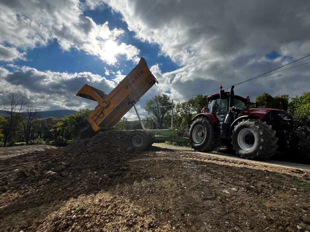 SOCIÉTÉ T.P.A.F GIET ENTRAIN DE RÉALISER DES TRAVAUX AGRICOLES À PROXIMITÉ DE RUMILLY